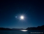 Lune se reflétant dans le lac Hawea (Nouvelle-Zélande)